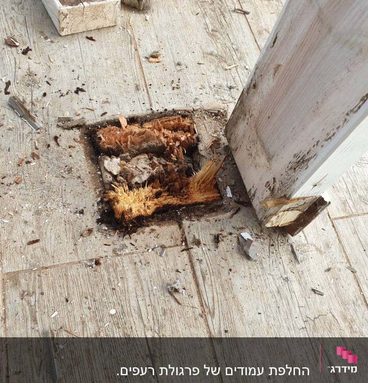 עמוד עץ פגום על גג עם חור ברצפה